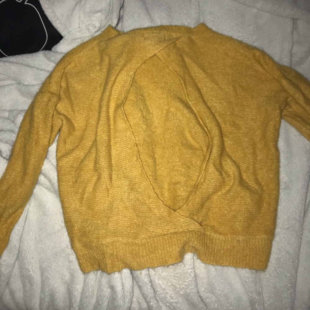 Yellow sweater - Picture 2 of 2